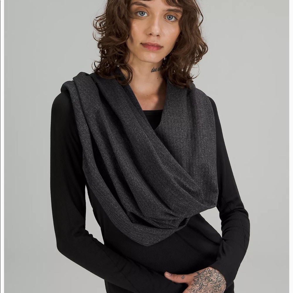 COPY - NWOT Lululemon customizable snap scarf OS light Gray